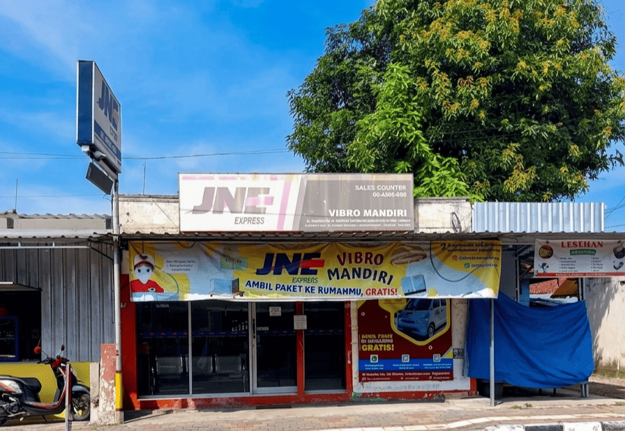 Agen pengiriman JNE Vibro Mandiri di Yogyakarta, yang berdiri sejak 2003 ini tetap bertahan dengan mengandalkan manajemen keuangan mandiri serta pelayanan berbasis komunitas. (Foto: Dok. Istimewa/Gradasigo)