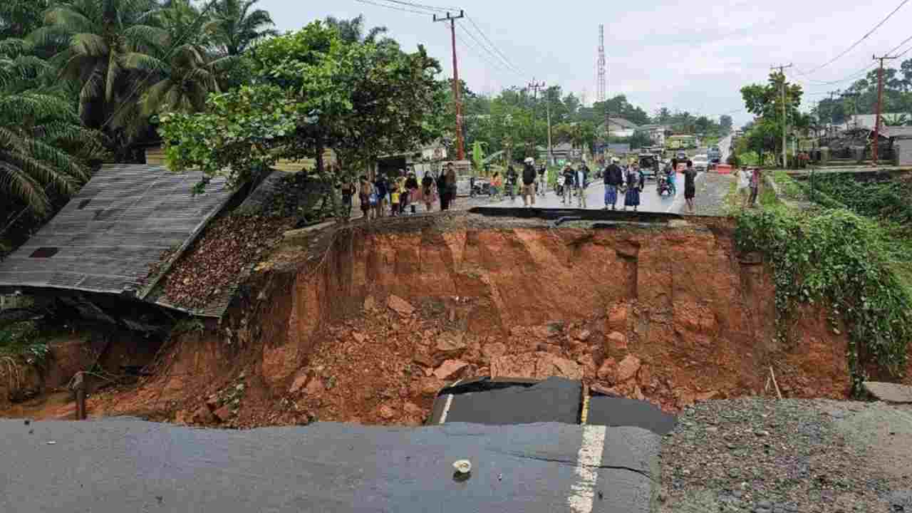 Jalur Alternatif Padang Lamo Tebo Lumpuh. Foto: dok. detikcom