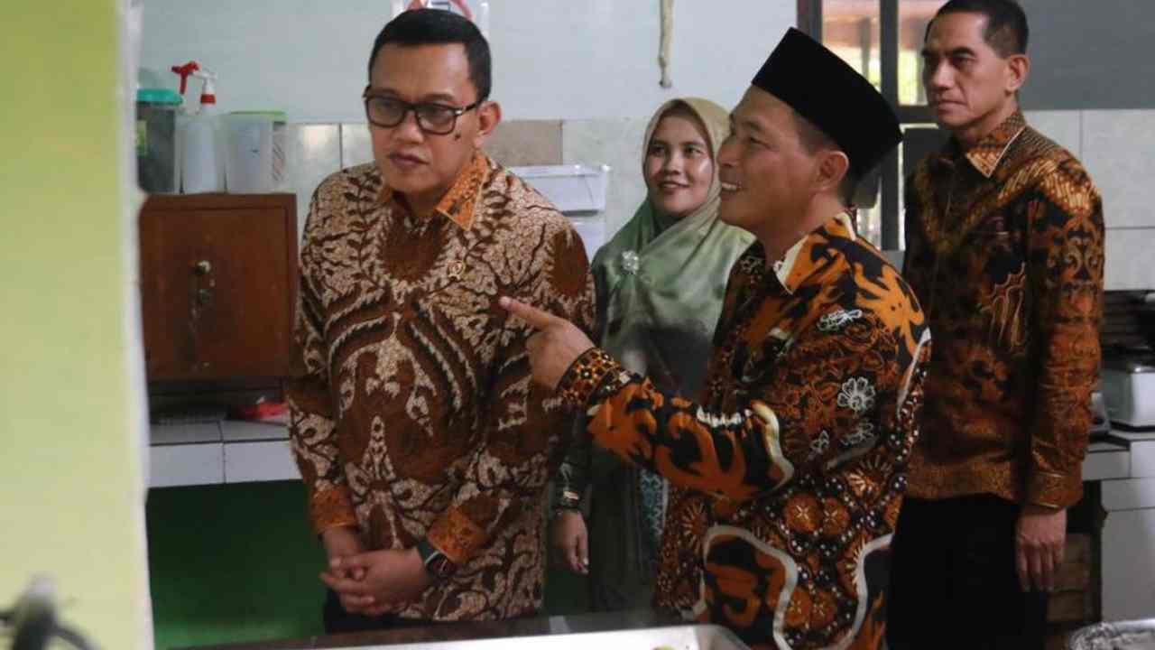 Bambang Sutrisno, eks pekerja migran Indonesia (PMI) saat menerima kunjungan Menteri Perlindungan Pekerja Migran Abdul Kadir Karding di Godean, Sleman, Rabu (16/4/2025). Foto: dok. Jauh Hari Wawan/detikJogja