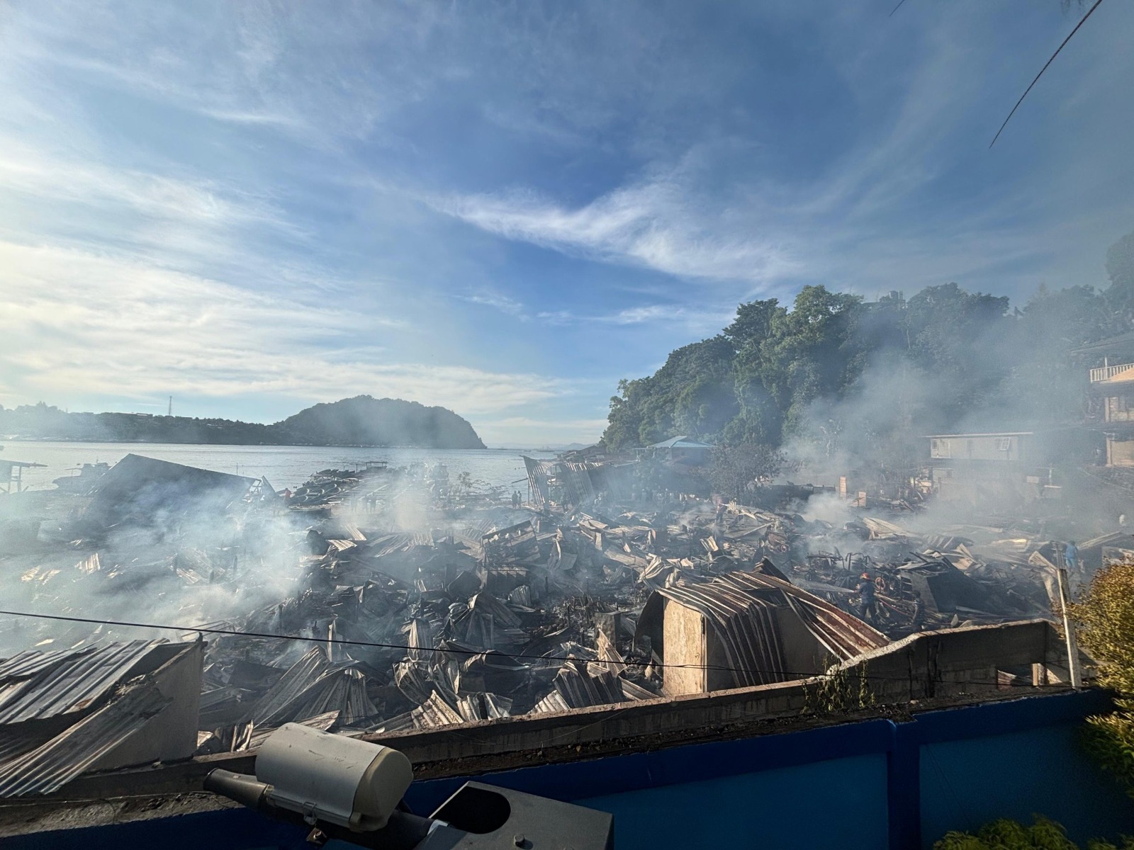 Tiga unit rumah hangus terbakar di Dok VII. Foto: doc tribratanews.polri.go.id