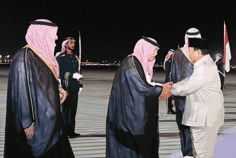Presiden disambut hangat oleh delegasi Kerajaan Arab Saudi. Foto: BPMI Setpres