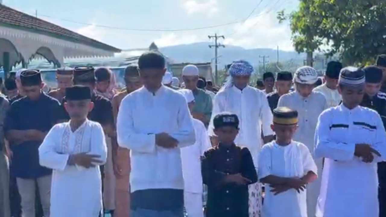 Warga di Negeri Wakal Maluku gelar Sholat Idul Fitri. Foto: dok. Okezone