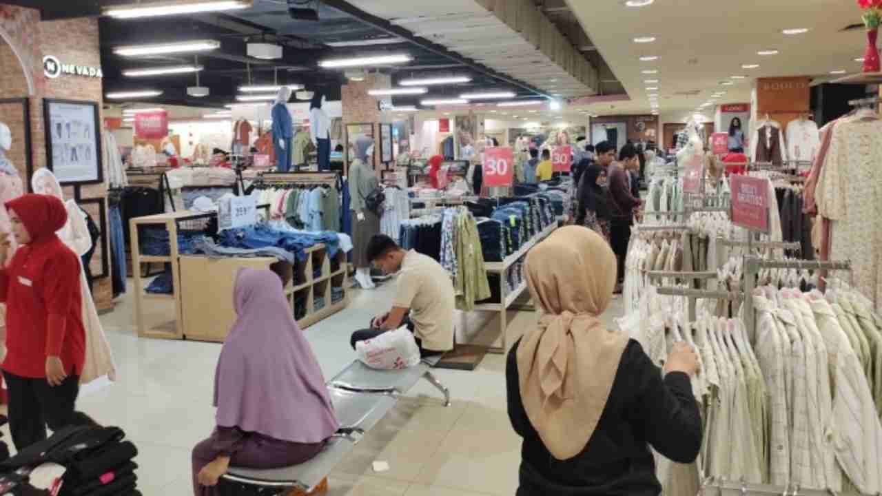 Jelang Lebaran, Warga Palembang Padati Pusat Perbelanjaan Buru Pakaian Baru. Foto: dok. sumeksco