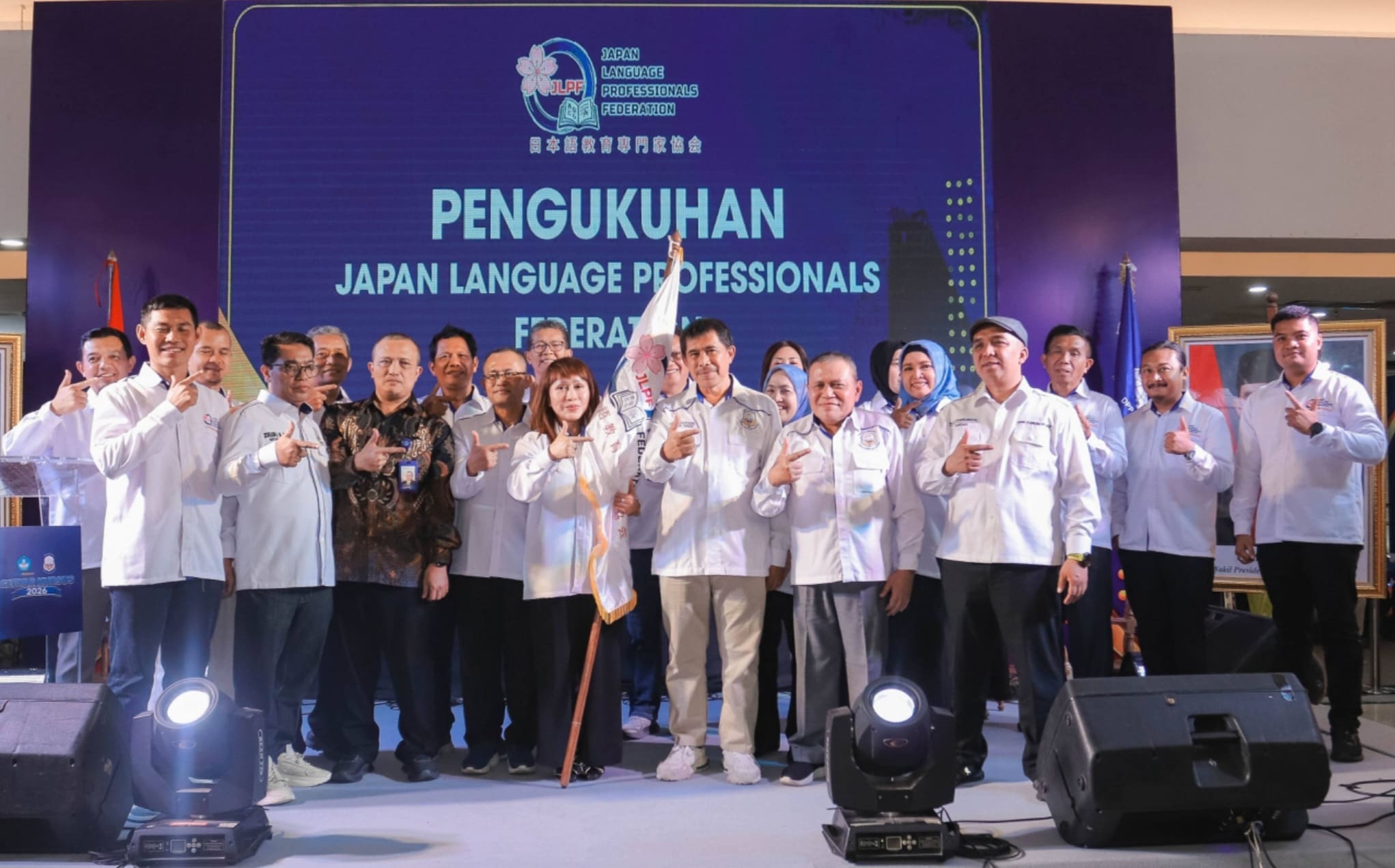 Ketua Umum Japan Language Professionals Federation (J-Pro) Nur Prabandari (tengah) bersama jajaran pengurus dan Direktur Kursus dan Pelatihan Kemendikdasmen RI berfoto usai resmi dikukuhkan di Plaza Festival, Jakarta, Sabtu (29/8/2026). (Foto: Dok. Tim Media Forum PLKP)