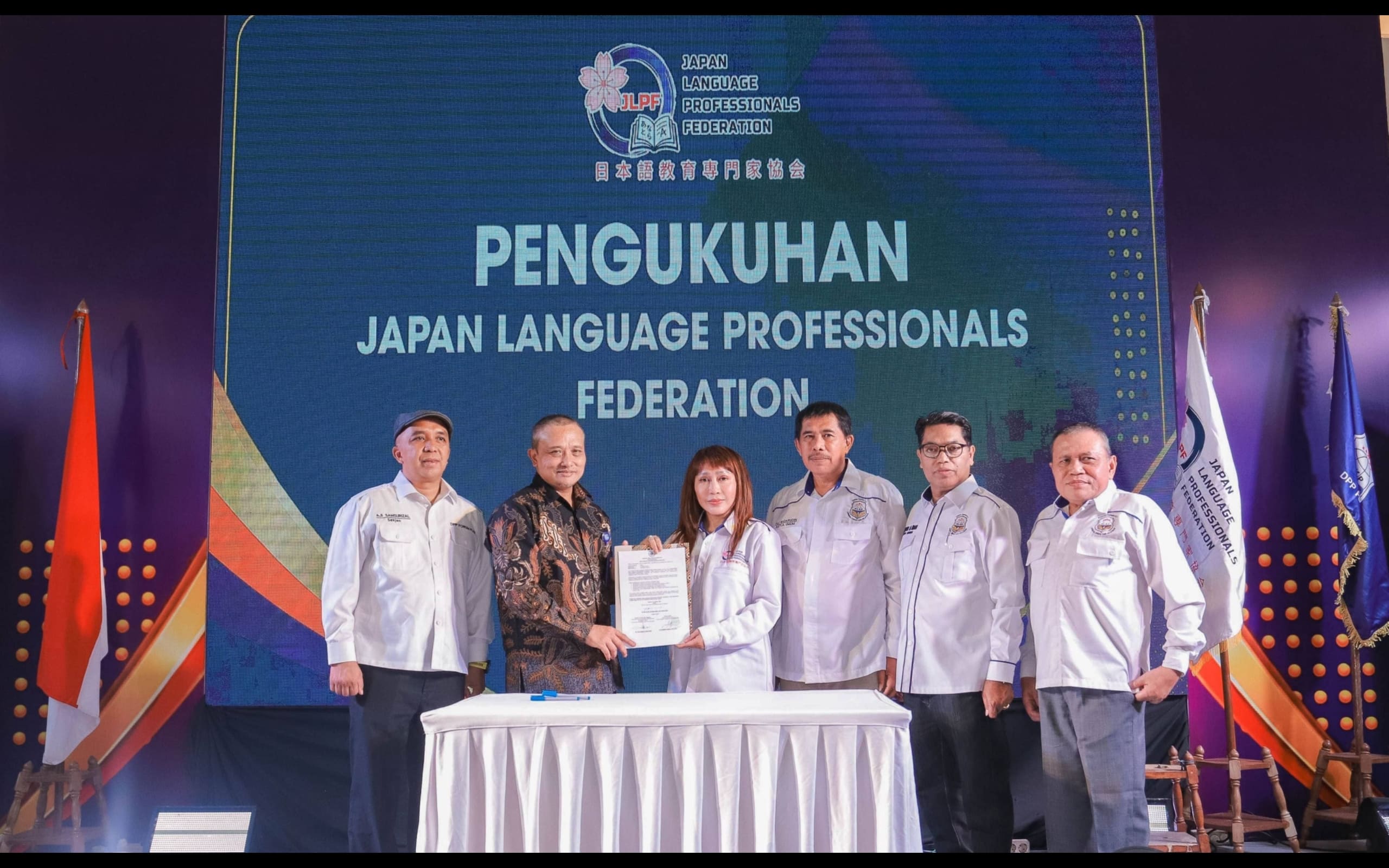 Yaya Sutarya Direktur Kursus dan Pelatihan Kemendikdasmen (kedua dari kiri), menyerahkan dokumen pengukuhan secara simbolis kepada Ketua Umum Japan Language Professionals Federation (JPRO) usai prosesi pelantikan di Jakarta (29/8/2026). (Foto: Dok. Tim Media Forum PLKP)