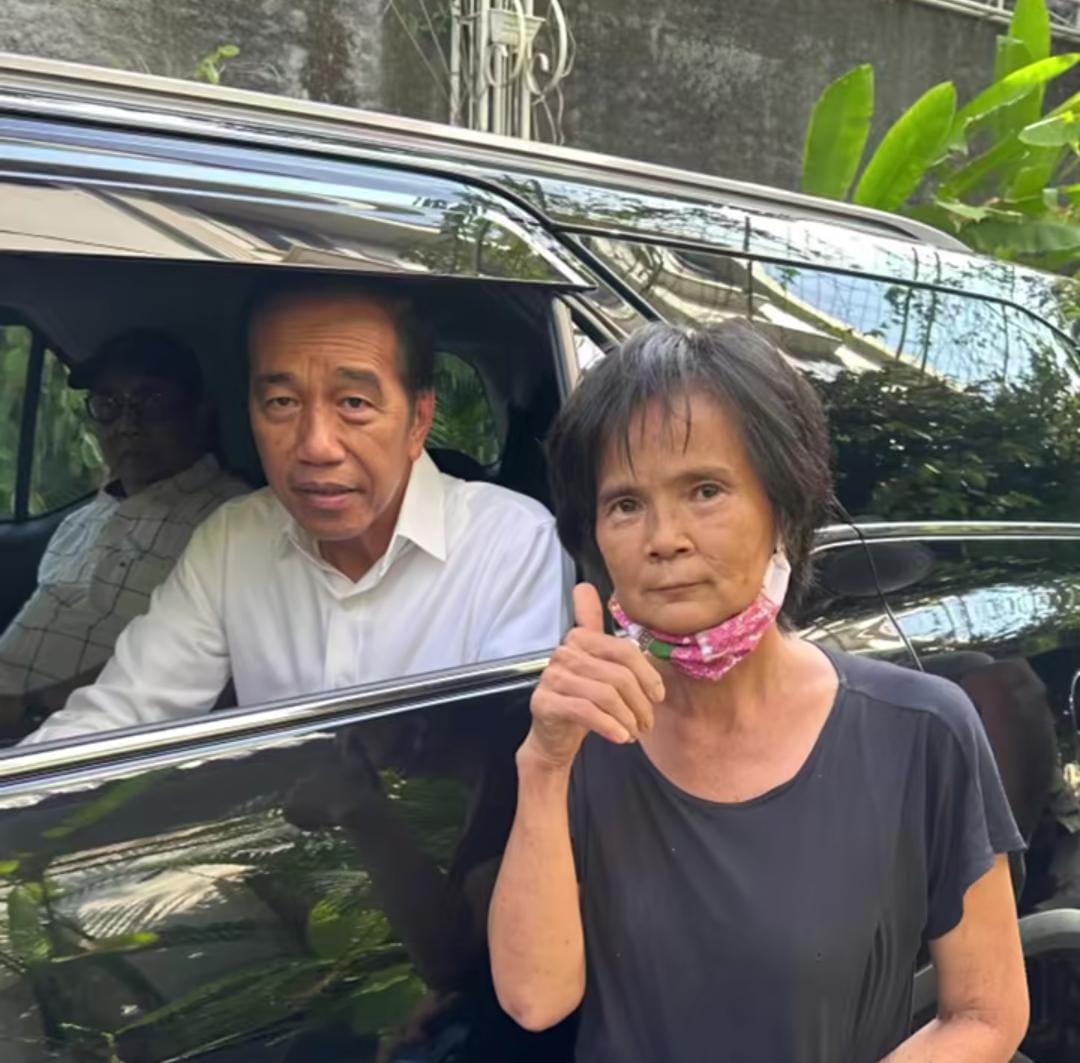 Presiden ke-7 RI Joko Widodo (Jokowi) menerima keluhan warga  seorang warga Samarinda, Kalimantan Timur, terkait masalah ganti rugi lahan untuk pembangunan proyek jalan tol, Sabtu (26/10/2024). Sumber; Instagram @jokowi