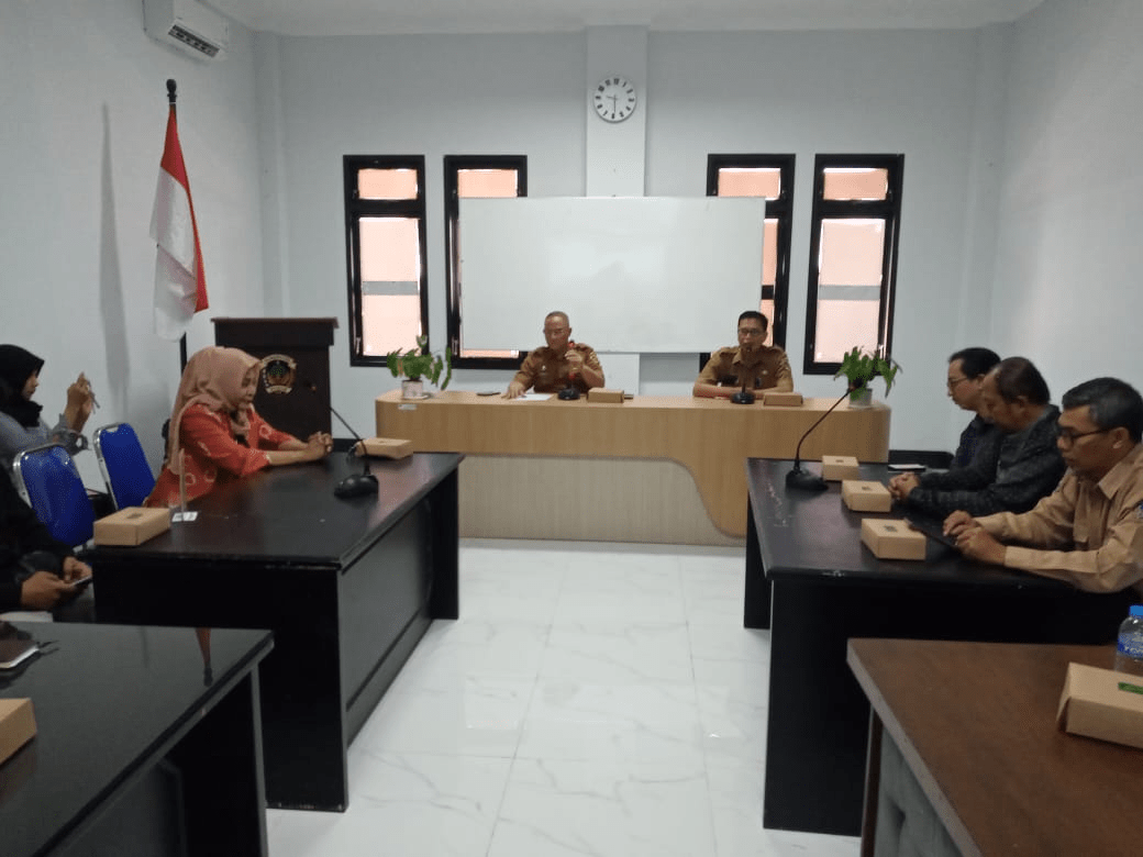 Kadisnakerperind Kabupaten Madiun memberikan pembinaan kepada LPK dan BLKK pada rapat Peningkatan Mutu Lembaga Pelatihan Kerja ; dokumentasi Dinas Tenaga Kerja dan Perindustrian Kab Madiun