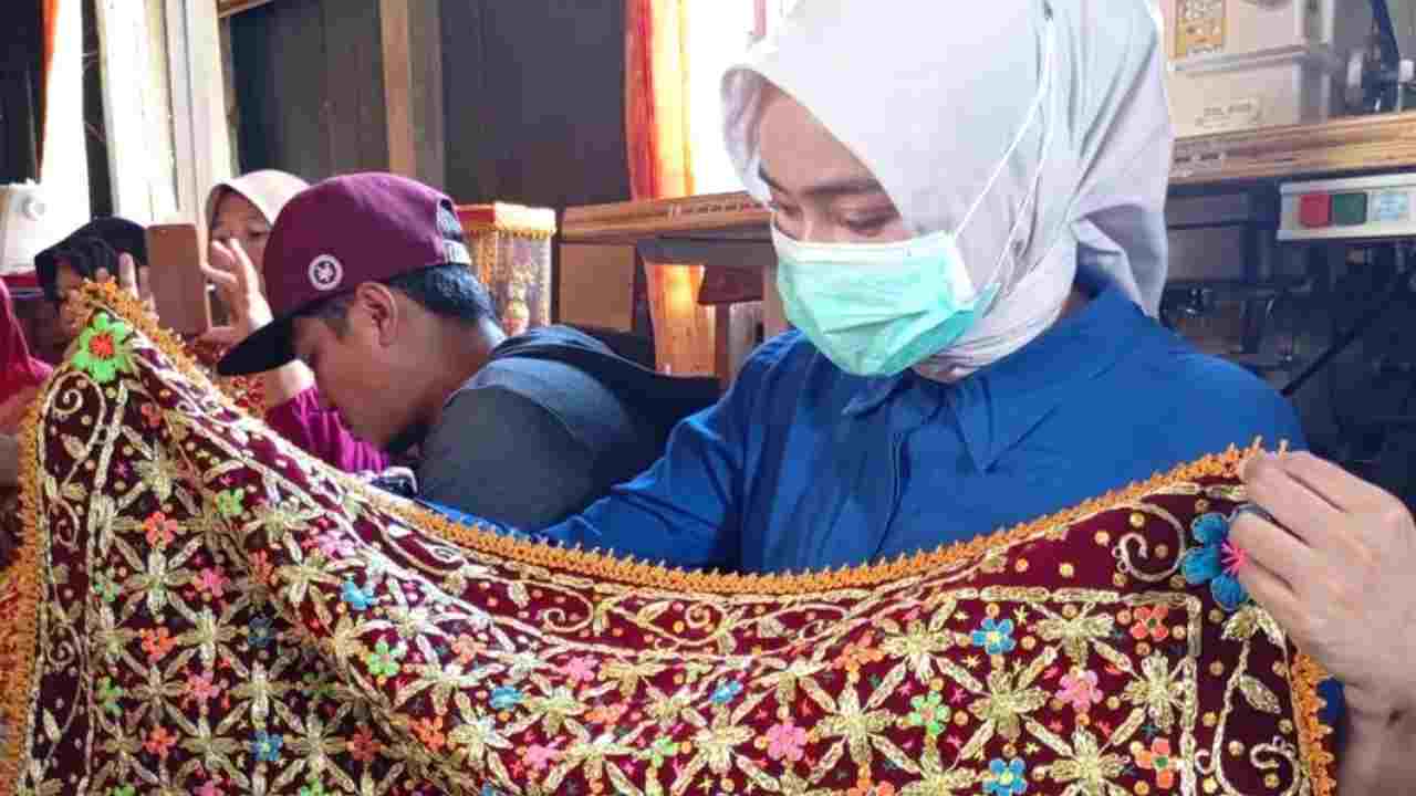 Kain Angkinan, Warisan Sriwijaya yang Terus Bersinar di Tengah Gemerlap Modernitas. Foto: bisik.id