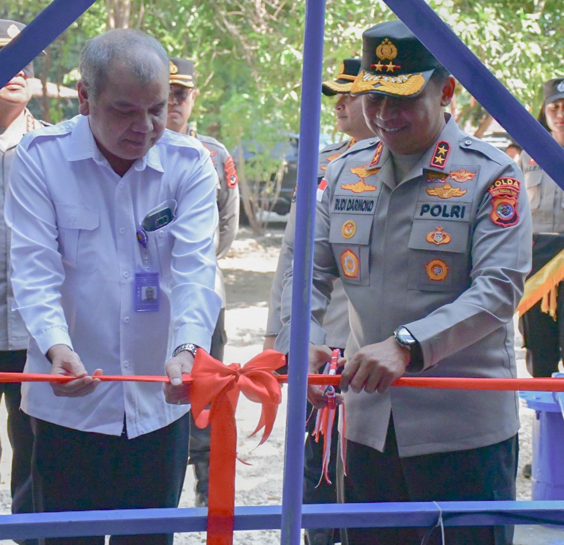 Kapolda Nusa Tenggara Timur Irjen Pol. Dr. Rudi Darmoko meresmikan sumur bor di Asrama Polri. Foto: doc tribratanews 