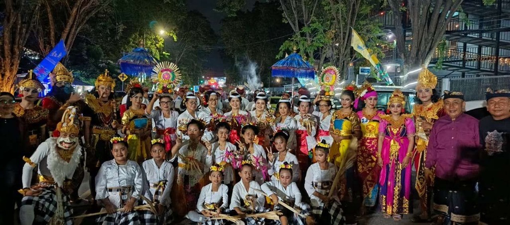 Sanggar seni etnis Bali ikut dalam Karnaval Budaya meriahkan HUT ke 61 Sulawesi Tengah. Foto : rri.co.id/Nyoman