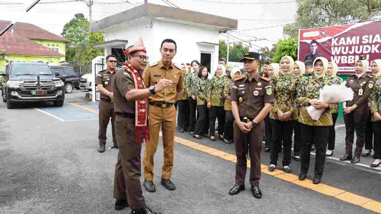 Kunjungan kerja Kepala Kejaksaan Tinggi (Kajati) Sumatera Selatan (Sumsel), Dr. Yulianto SH MH, di Kejari OKI pada Senin (3/3/2025). Foto: dok. Diskominfo OKI