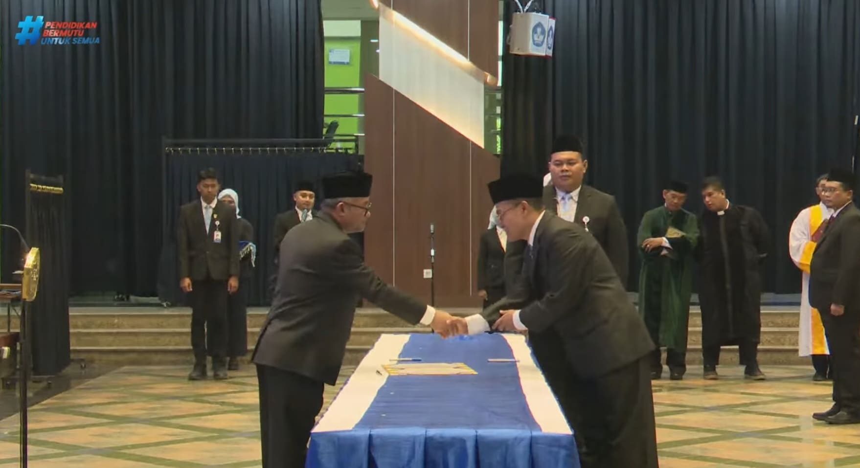 Menteri Pendidikan Dasar dan Menengah (Mendikdasmen), Prof. Dr. Abdul Mu'ti, M.Ed., resmi melantik jajaran pejabat manajerial mulai dari tingkat Pimpinan Tinggi Madya hingga Pengawas di lingkungan Kementerian Pendidikan Dasar dan Menengah (Kemendikdasmen), Senin (6/4/2026) di Jakarta. Foto: Dok Youtube Kemendikdasmen
