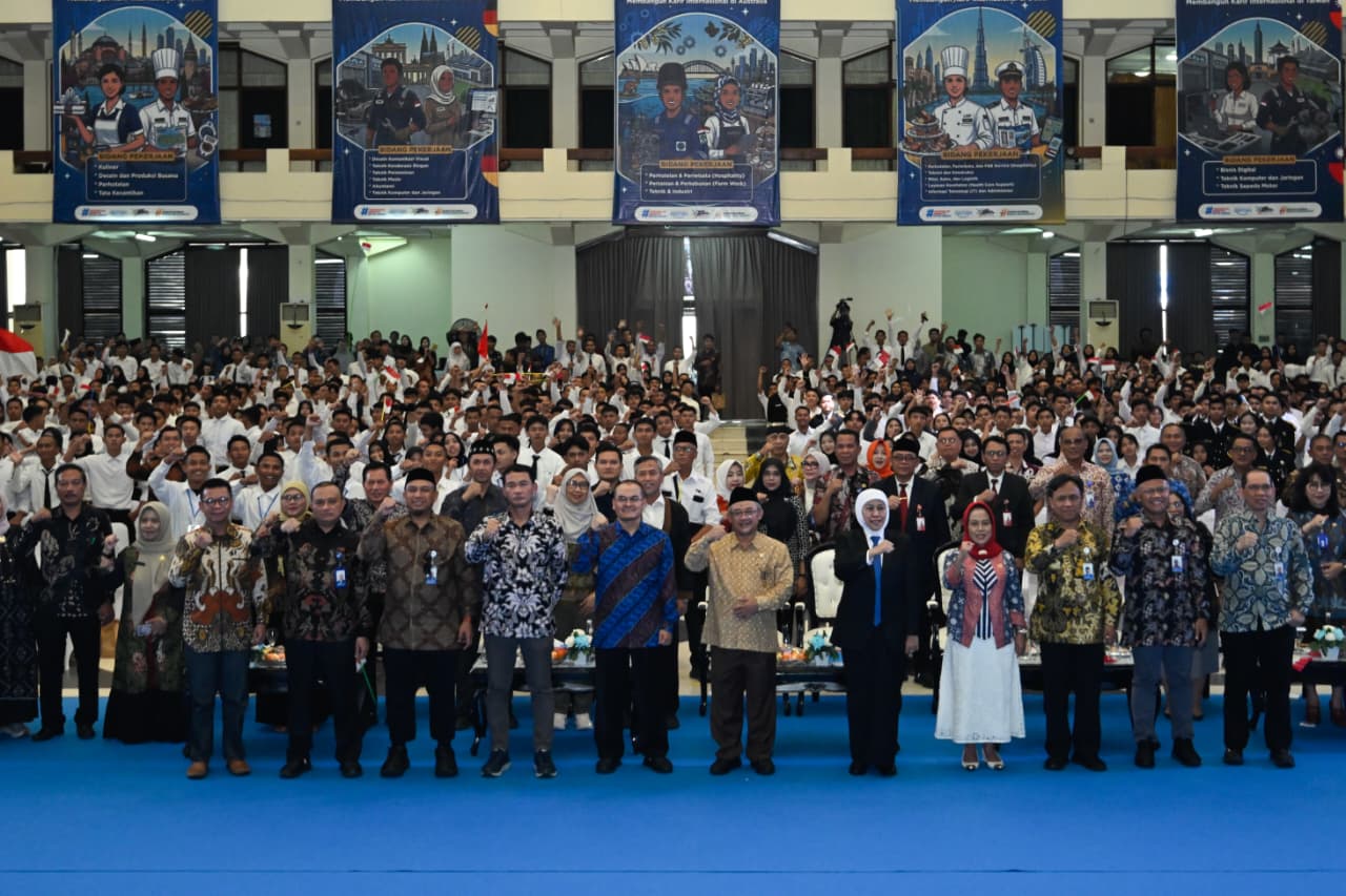 Menteri Pendidikan Dasar dan Menengah, Abdul Mu'ti (tengah depan berpeci), bersama Gubernur Jawa Timur, Khofifah Indar Parawansa (tiga dari kanan depan), berfoto bersama para lulusan SMK dan LKP dalam prosesi Pelepasan 3.600 Lulusan Vokasi Bekerja di Luar Negeri di Islamic Center Surabaya, Rabu (20/5). Acara yang bertepatan dengan Hari Kebangkitan Nasional ini menandai kesiapan SDM unggul Indonesia bersaing di panggung kerja global. (Foto: Dok. Kemendikdasmen)