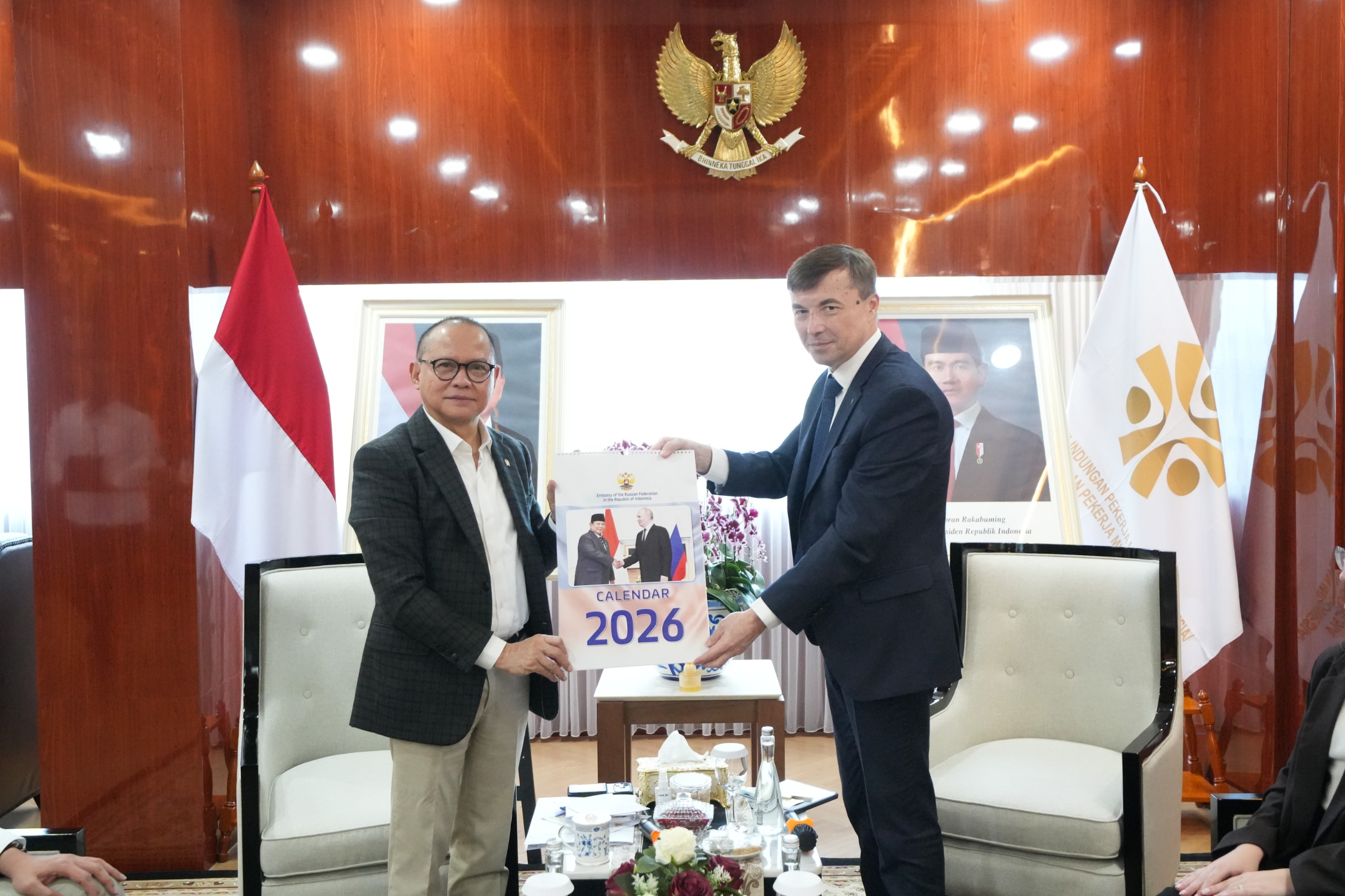 Kunjungan kehormatan Duta Besar Rusia untuk Indonesia, H.E. Sergei Tolchenov, bersama perwakilan manajemen RUSAL, Alexey B. Mirskiy, yang diterima oleh Menteri P2MI, Mukhtarudin, di Jakarta, Senin (26/1). 
