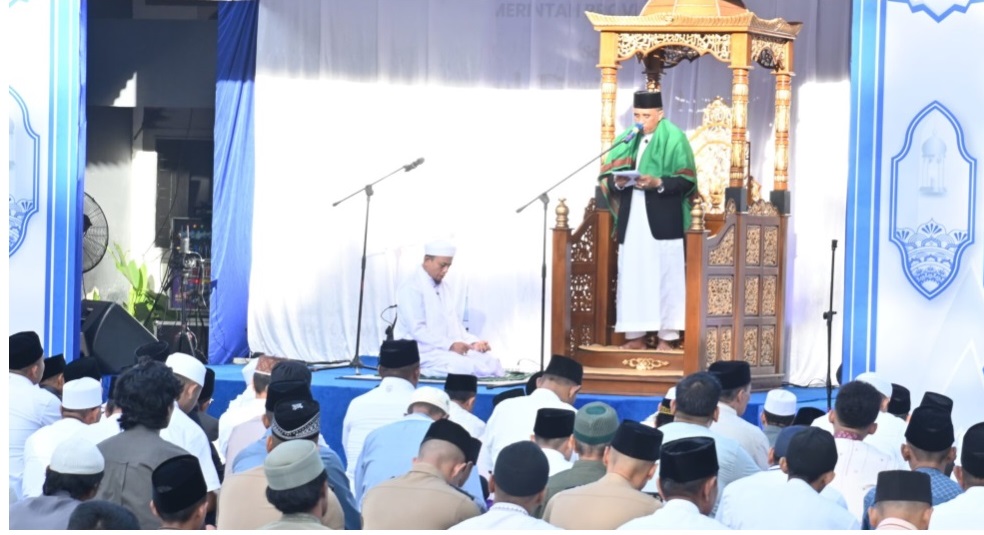 Gubernur Sulteng, Dr. Anwar Hafid, bertindak sebagai khatib dalam Salat Idulfitri yang digelar oleh Pemerintah provinsi di Pelataran Kantor Dinas ESDM Sulteng, foto : Ketut