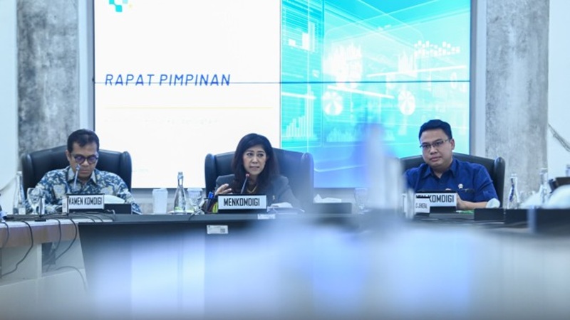Menkomdigi Meutya Hafid, Wamenkomdigi Nezar Patriam dan Wamenkomdigi Angga Raka Prabowo dalam Rapat Pimpinan Kemkomdigi yang digelar di Jakarta. Foto: Humas Kemkomdigi.