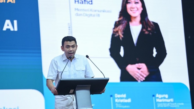 Staf Khusus Menteri Alfreno Kautsar Ramadhan saat menyampaikan pesan Menteri Meutya Hafid dalam kuliah umum di Sekolah Tinggi Multi Media (STMM) Yogyakarta (foto: Humas Kemkomdigi)