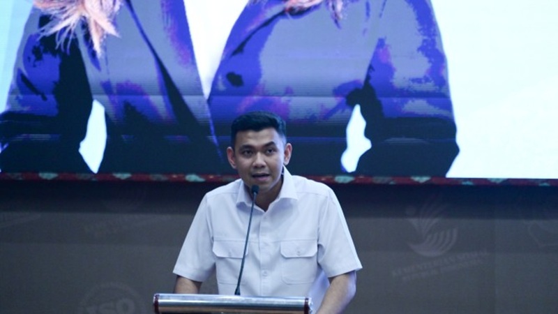 Staf Khusus Kemkomdigi, Alfreno Kautsar Ramadhan, yang mewakili Menkomdigi Meutya Hafid saat melakukan kunjungan kerja ke Sekolah Rakyat di Politeknik Kesejahteraan Sosial, Bandung. Foto: Kemkomdigi