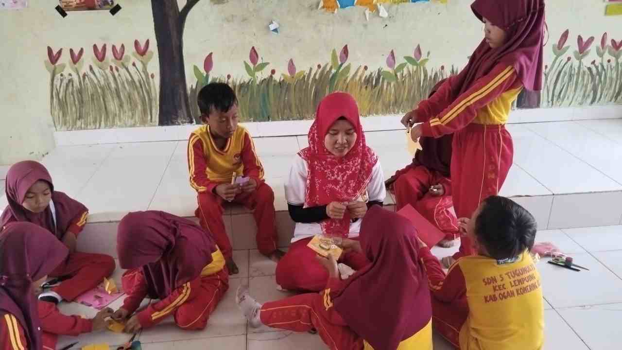 Siswa SDN 5 Tugumulyo Lempuing OKI sedang mengikut materi pembelajaran dari guru. Foto: dok. SDN 5 Tugumulyo Lempuing OKI