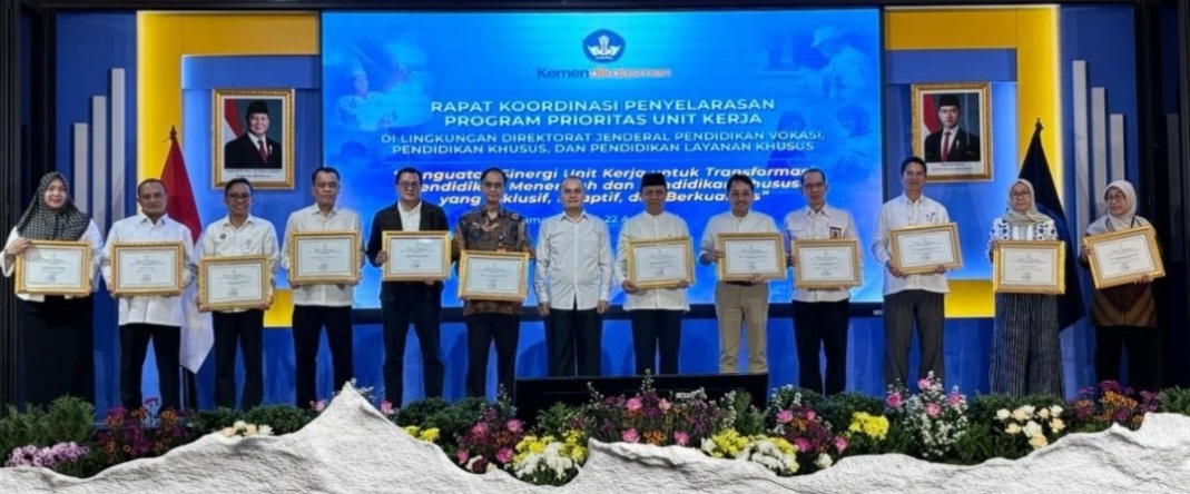 Direktorat Kursus dan Pelatihan menorehkan prestasi gemilang dengan meraih Predikat AA pada Sistem Akuntabilitas Kinerja Instansi Pemerintah (SAKIP) dengan nilai 92,85. Selain itu, instansi ini juga dinobatkan sebagai Terbaik II dalam Kategori Pengelolaan Kearsipan Digital dengan nilai 65,58, sebagai bagian dari komitmen penguatan sinergi unit kerja untuk mewujudkan pendidikan yang inklusif, adaptif, dan berkelanjutan. (Foto: Dok Humas Kemendikdasmen)