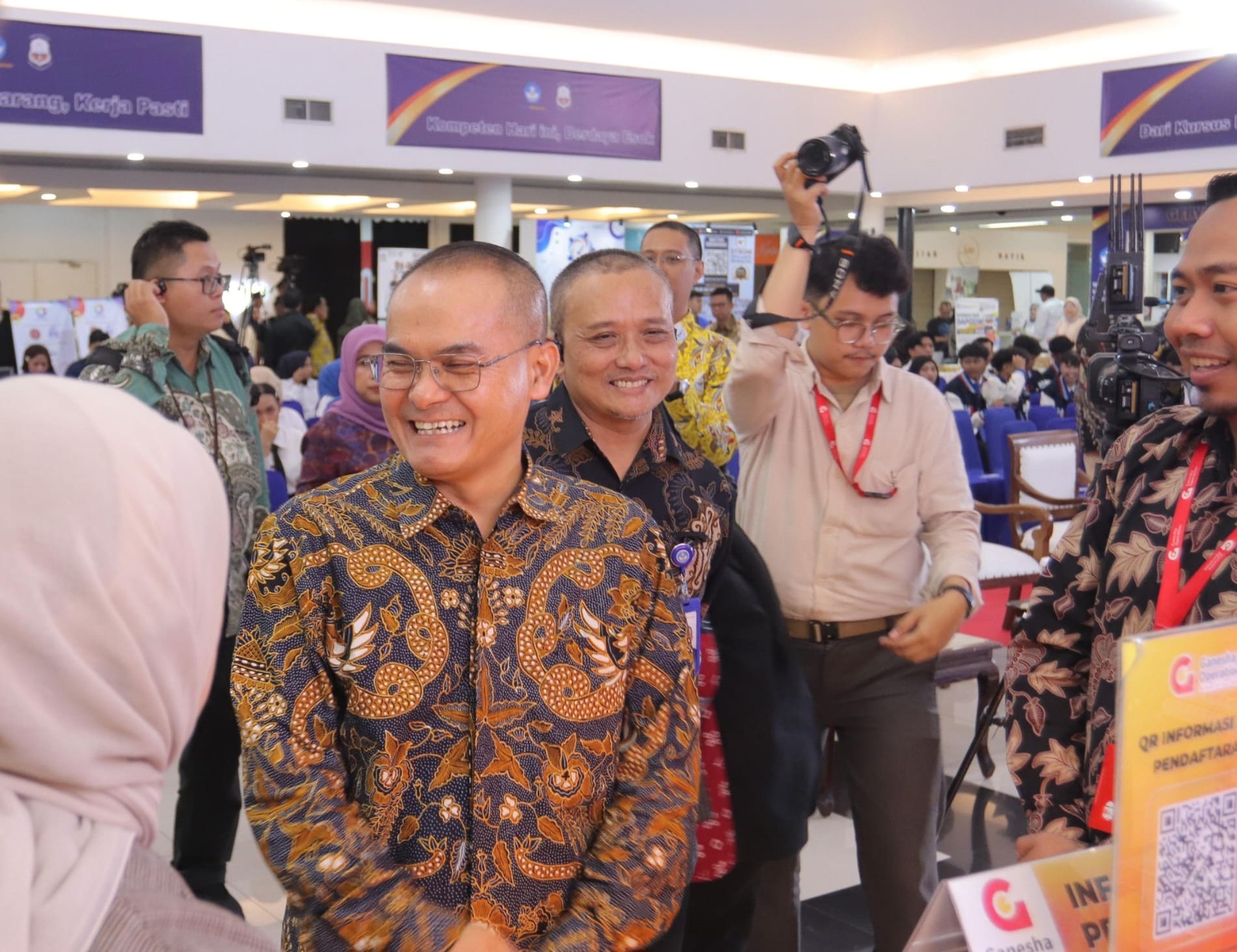 Direktur Jenderal Pendidikan Menengah dan Pendidikan Khusus Tatang Muttaqin, didampingi Direktur Kursus dan Pelatihan Kemendikdasmen Yaya Sutarya, mengunjungi stan Bimbel Ganesha Operation dalam ajang Gebyar Kursus di Plaza Festival, Jakarta, Sabtu (29/8/2026). (Foto: Dok. Tim Media Forum PLKP)