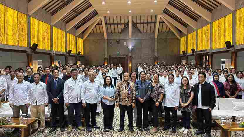 Direktur Kursus dan Pelatihan Kemendikdasmen Yaya Sutarya, Ketua Umum Forum PLKP Pusat Zoelkifli M. Adam, Ketua LSK Perhotelan Aji Samsurizal, dan Ketua DPD Forum PLKP Bali I Wayan Redyasa berfoto bersama para undangan serta ratusan peserta Uji Kompetensi (Ujikom) bidang Perhotelan dan Spa di Grand Istana Rama Hotel, Kuta, Badung, Sabtu (30/5/2026). (Foto: Dok. DPD Forum PLKP Bali)