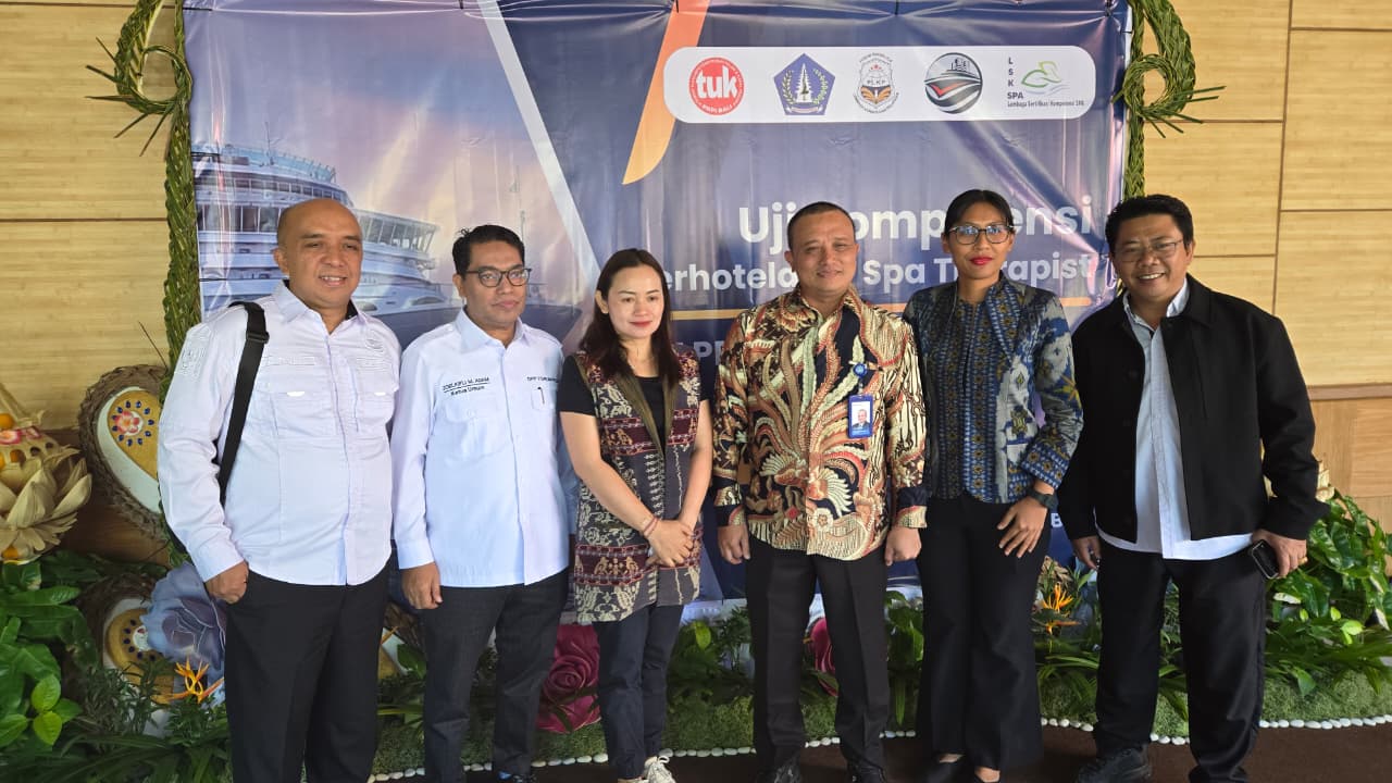 Direktur Kursus dan Pelatihan Kemendikdasmen, Dr. Yaya Sutarya (batik), Ketua Umum DPP Forum PLKP Zoelkifli M. Adam (kemeja putih, kedua dari kiri), beserta jajaran LSK Perhotelan, DPD Forum PLKP Bali, dan perwakilan Dinas Pendidikan Kabupaten Badung berfoto bersama di sela peninjauan Uji Sertifikasi Kompetensi Perhotelan dan Spa di Badung, Bali, Sabtu (30/5/2026). (Foto: Forum PLKP))