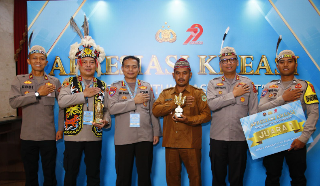 Kapolres Kutai Timur, AKBP Fauzan Arianto, menerima penghargaan dari Kapolri Jenderal Polisi Drs. Listyo Sigit Prabowo. Foto: doc tribratanews.polri.go.id