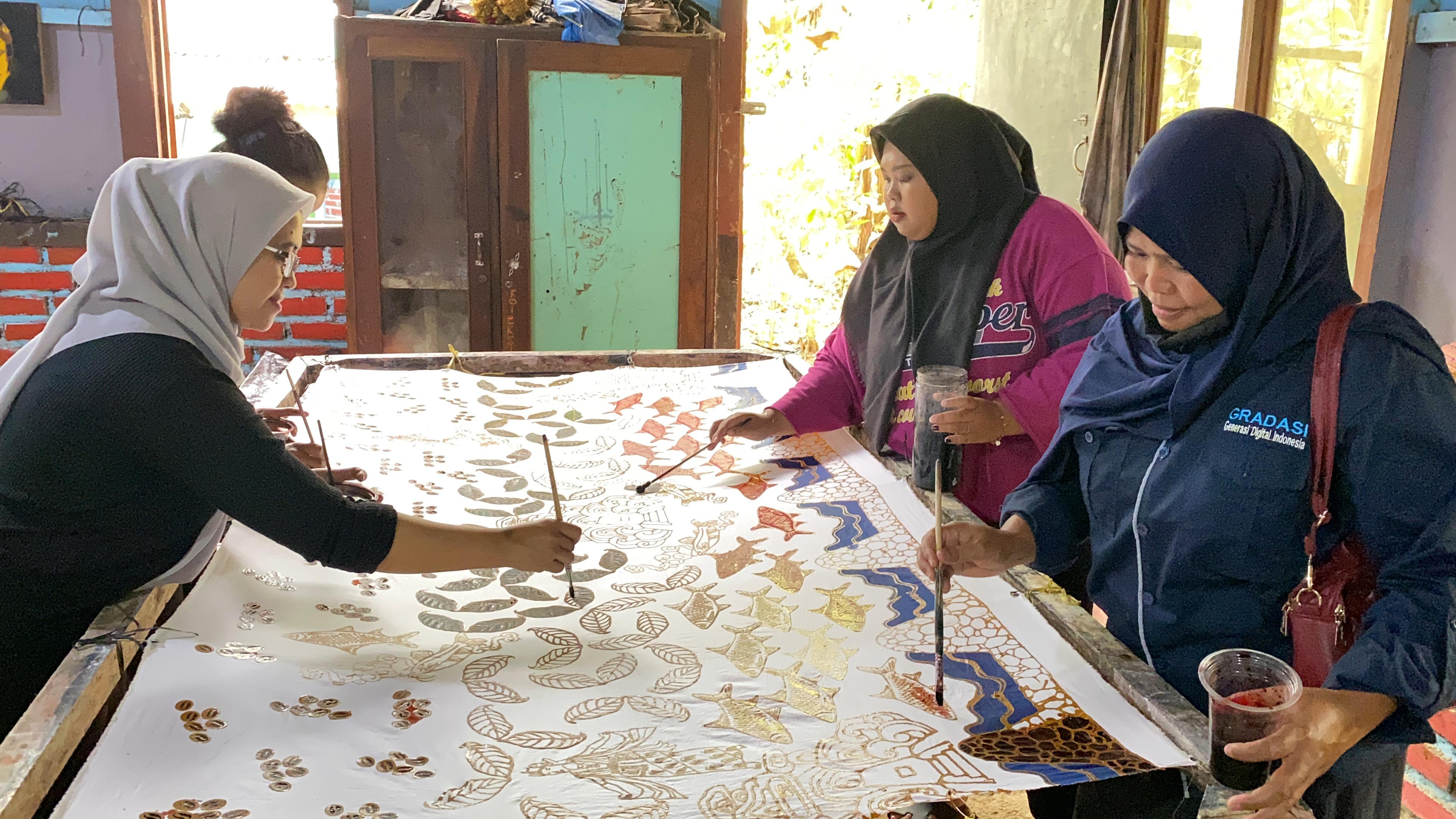 Peserta didik program Pendidikan Kecakapan Wirausaha (PKW) LKP Alvy School didampingi instruktur saat menyelesaikan proses pewarnaan motif kain batik dalam kegiatan pemagangan dan Project-Based Learning (PjBL) di workshop Batik Sekar Langit, Banjarnegara. Praktik ini menjadi bagian dari penguatan kompetensi teknis sebelum mereka menerjunkan diri ke dunia usaha mandiri. (Foto: Dok. LKP Alvy School Wonosobo)
