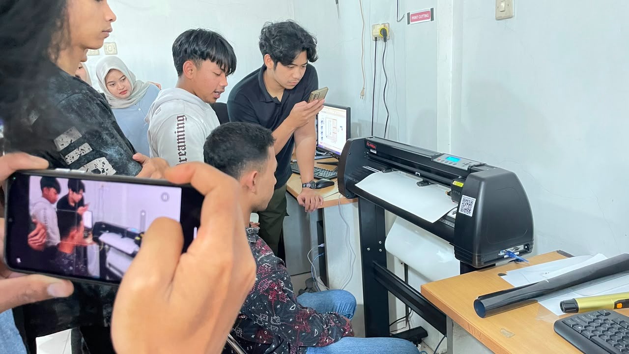 Peserta Program PKW Desain Grafis LKP BINNUS Wonosobo menyimak demonstrasi pengoperasian mesin cutting plotter di Gedung LKP BINNUS, Kelurahan Rojoimo, Wonosobo. (Foto: Dok. LKP BINNUS)