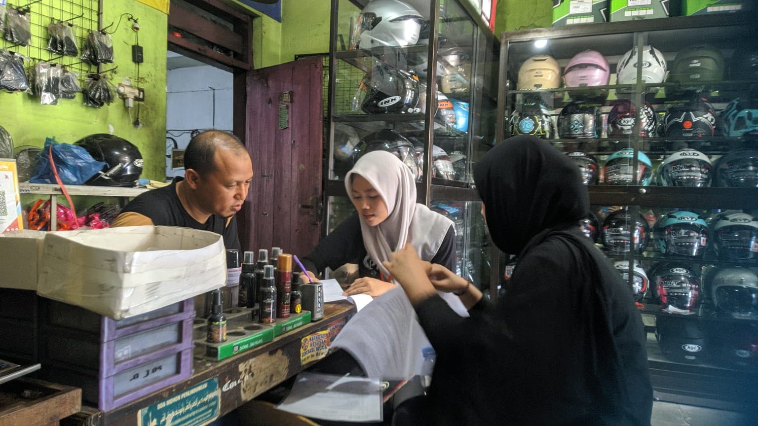 Peserta PKW LKP Dawan Education Center Batang terjun langsung ke lapangan untuk menyerap ilmu pengelolaan bisnis dari para pelaku UMKM. (Foto: Dok LKP DEC Batang)