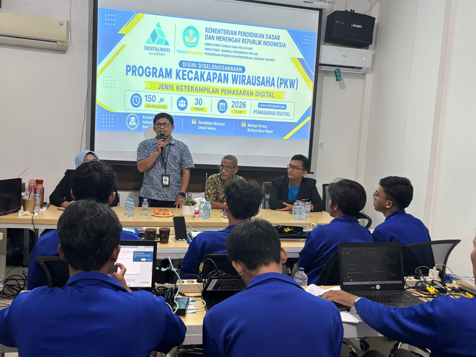 Suasana pembukaan Program Kecakapan Wirausaha (PKW) Pemasaran Digital 2026 di LKP Digitalindo Academy, Depok, Jumat (22/5/2026). Program yang didukung oleh Kemendikdasmen RI ini digelar secara intensif selama 30 hari dengan total 150 Jam Pelajaran (JP) untuk membekali peserta dengan strategi bisnis berbasis data dan teknologi mutakhir. (Foto: Dok. Digitalindo Academy)