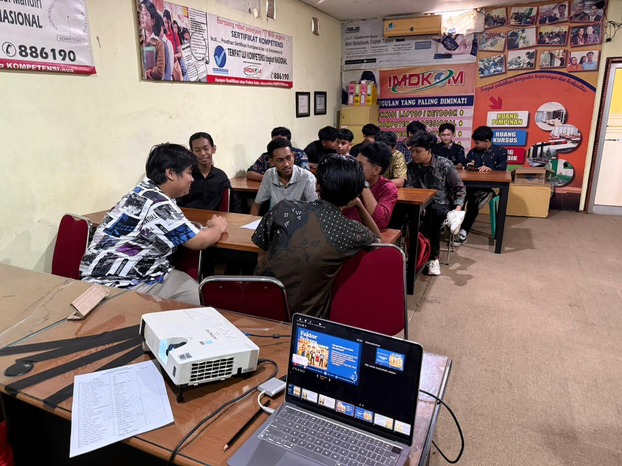 Peserta Program Kecakapan Wirausaha (PKW) LKP IMDKOM Yogyakarta tampak berdiskusi intensif dalam kelompok usaha mereka di ruang kelas, Sleman, Senin (25/5/2026). Guna melatih mentalitas pasar, setiap kelompok ditantang langsung mengelola bisnis teknisi komputer mandiri dengan target keuntungan minimal Rp2 juta selama masa pelatihan. (Foto: Dok. LKP IMDKOM)