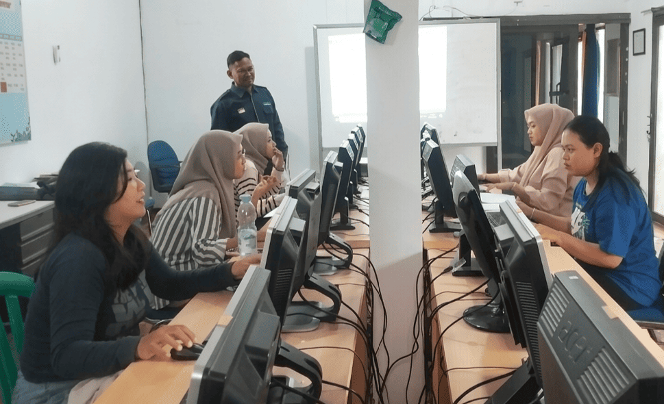 Sejumlah peserta tampak serius mengikuti kelas pelatihan praktis di Lembaga Kursus dan Pelatihan (LKP) Ovick Komputer, Mundu, Kabupaten Cirebon. Guna mencetak lulusan yang siap pakai di dunia industri, lembaga terakreditasi resmi ini menerapkan kurikulum dinamis berbasis proyek nyata untuk mengasah mental bertanding para siswanya. (Foto: Dok. OVIKOM)