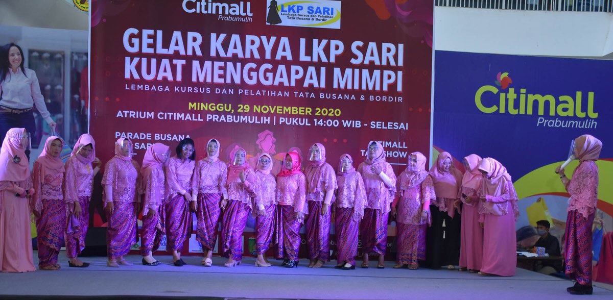 Peserta didik di LKP Sari Prabumulih, Sumatera Selatan memamerkan hasil karya selama mengikuti pelatihan. Foto: Dok LKP Sari