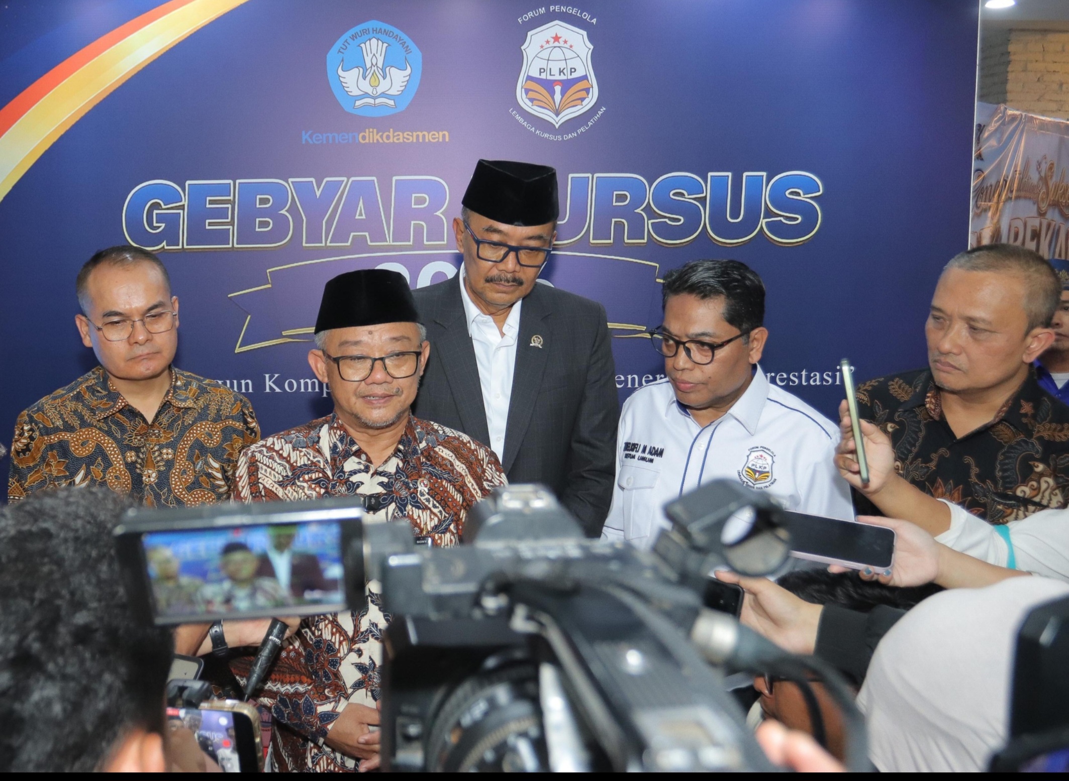 Menteri Pendidikan Dasar dan Menengah RI Prof. Abdul Mu'ti (tengah) memberikan keterangan pers didampingi Ketua Komisi X DPR RI Widyantoro (belakang) dalam ajang Gebyar Kursus 2026 di Jakarta, Sabtu (29/8/2026). (Foto: Dok. Tim Media Forum PLKP)