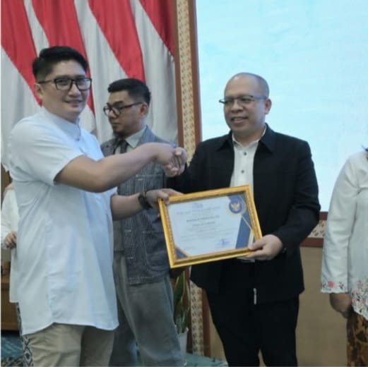 Ketua LSK Hipnoterapi Indonesia, Iyep Pepen Saepudin (kanan), memberikan penghargaan Penguji Profesional Hipnoterapi kepada Sydney Panjiagung (kiri) disela acara Rakornas Forum LSK di Auditorium Ki Hajar Dewantara, Jakarta, Kamis (16/4/2026). Sydney dinilai konsisten dalam menyusun standar kompetensi nasional di bidang hipnosis terapan. (Foto: Dok LSK Hipnoterapi Indonesia)
