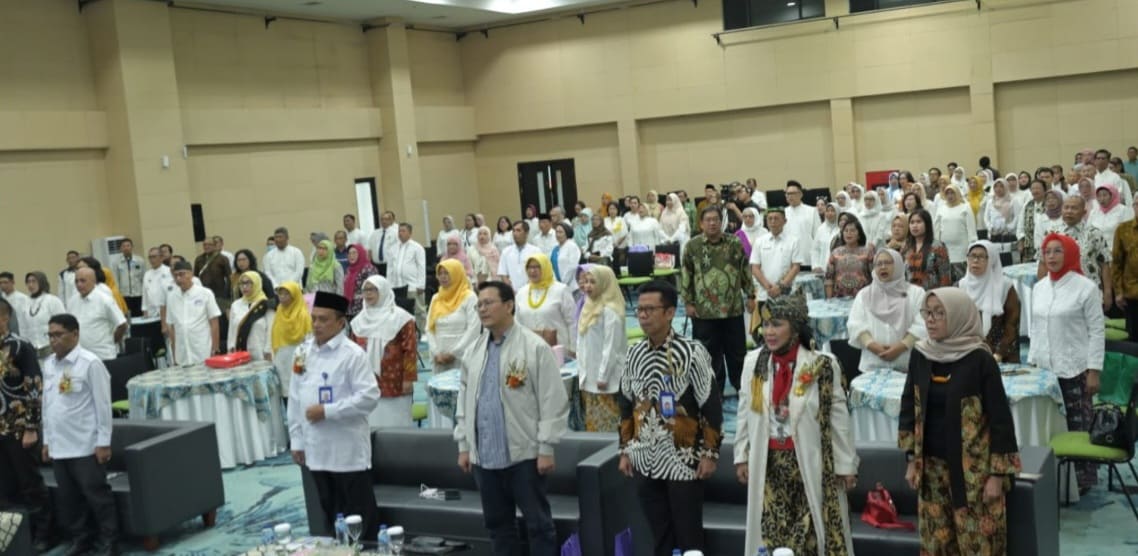 Jajaran pejabat Kementerian Pendidikan Dasar dan Menengah RI bersama peserta Rakornas Forum LSK saat mengikuti rangkaian acara bincang kompetensi di Jakarta. Acara ini bertujuan mengharmonisasikan kebijakan untuk memastikan lulusan kursus dan pelatihan memiliki daya saing global dan terstandarisasi melalui Kerangka Kualifikasi Nasional Indonesia (KKNI). (Foto: Dok. LSK)