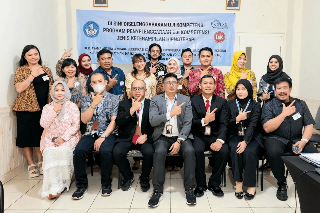 Para penguji, pengurus Lembaga Sertifikasi Kompetensi (LSK) Hipnoterapi Indonesia, bersama panitia dan peserta berfoto bersama di sela-sela pelaksanaan Program Penyelenggaraan Uji Kompetensi Jenis Keterampilan Hipnoterapi. (Foto: Dok. LSK Hipnoterapi Indonesia)