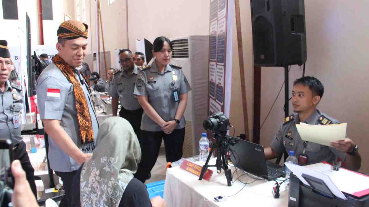 Lapor Gayeng Spektakuler, Imigrasi Jateng Pecahkan Rekor Layanan Paspor di Hari Kesaktian Pancasila. Sumber: Dokumentasi Humas Kemenkumham RI.