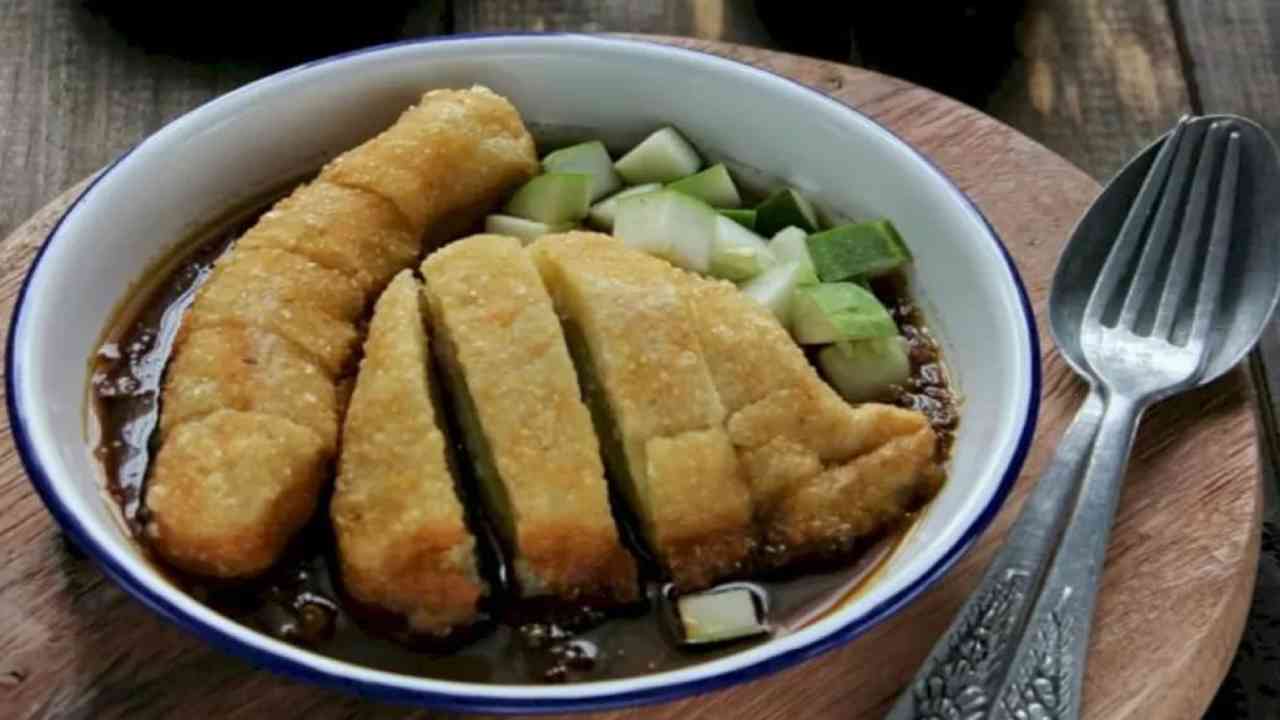 Lebih dari Sekadar Kuliner, Menyelami Manfaat Sarapan Pempek bagi Kesehatan dan Produktivitas. Sumber: Dokumentasi RadarPena.