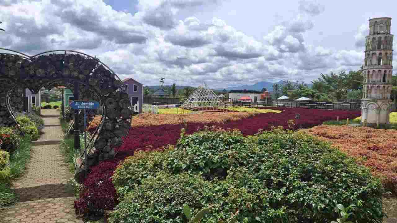 Libur Lebaran Serasa Keliling Dunia di Oziel Amazing Garden Pagar Alam, Miniatur Ikonik Jadi Buruan Wisatawan. Foto: dok. detikcom