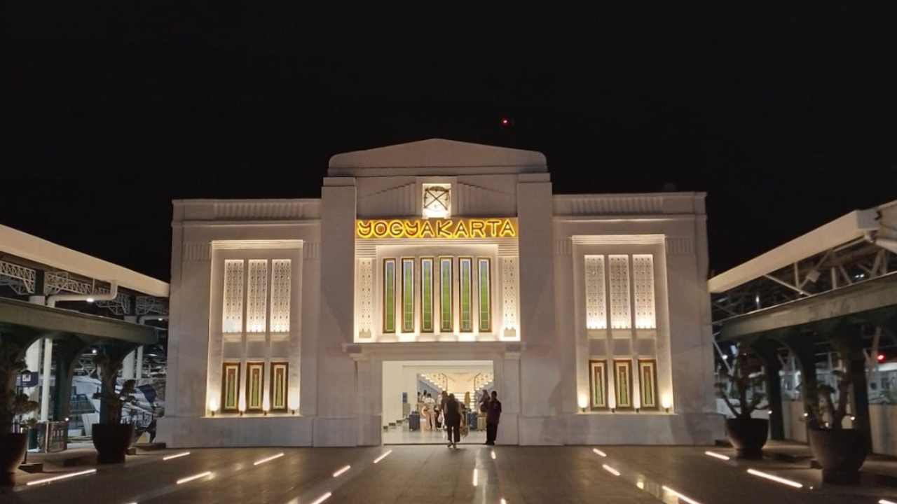 Stasiun Tugu Yogyakarta di malam hari. Foto: dok. Nur Alfi Khabibah/gradasigo