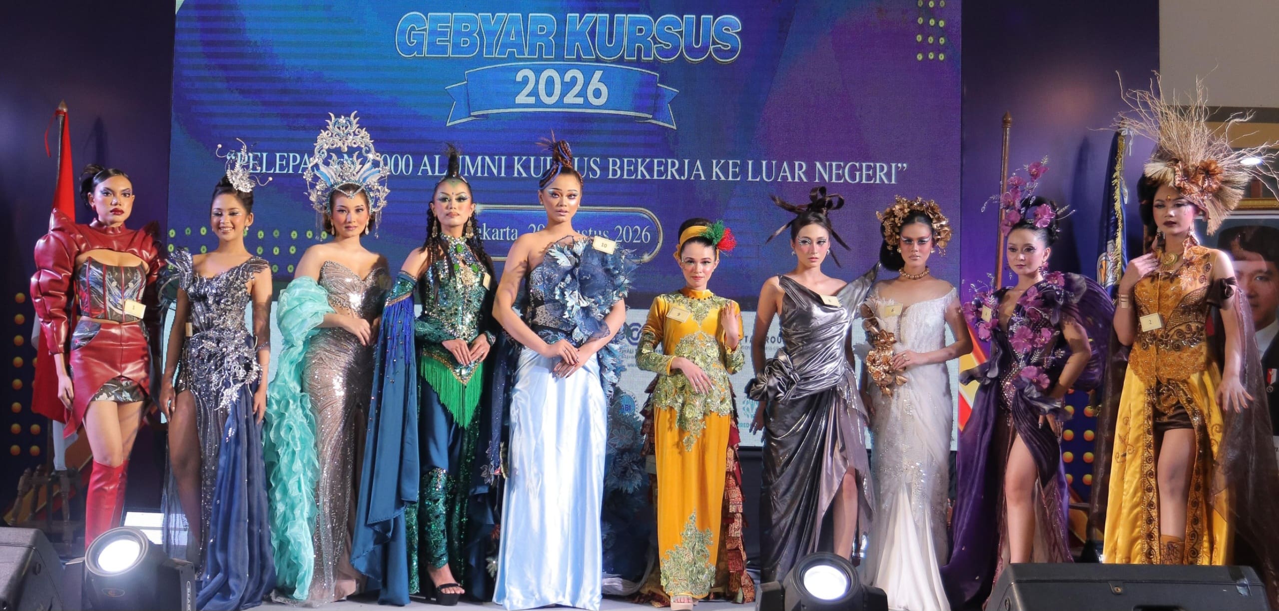 Para model memperagakan hasil kreasi riasan dan tata busana Editorial Fashion Make Up karya delegasi Tiara Kusuma pada ajang Gebyar Kursus 2026 di Plaza Festival, Jakarta, Sabtu (29/9/2026). (Foto: Dok. Tim Media Forum PLKP)