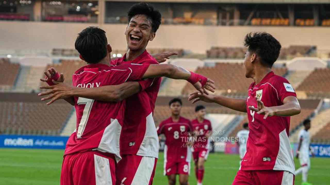 Para pemain Timnas U17 Indonesia merayakan gol. Partai Grup C Piala Asia U17 2025 Timnas U17 Indonesia vs Yaman digelar di Stadion Prince Abdullah Al Faisal, Jeddah, Arab Saudi, pada Senin (7/4/2025) malam WIB. Foto: dok. PSSI