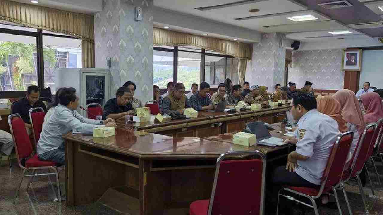Ketua FMBB, Puguh Triwarsono dan anggotanya melakukan audiensi di Ruang Rapat Asisten Kantor Gubernur Jateng, Rabu (16/4/2025). Foto: dok. KOMPAS.COM/Titis Anis Fauziyah