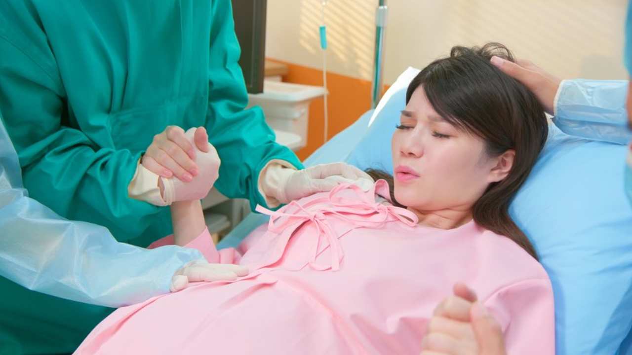 Melahirkan dengan BPJS Kesehatan: Bisakah Tanpa Rujukan? Sumber: Shutterstock.