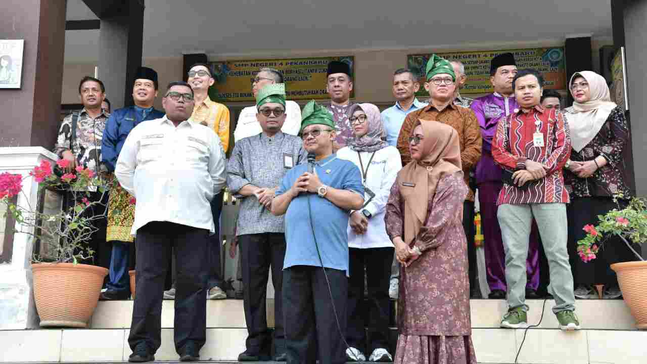 Mendikdasmen Abdul Mu'ti di SMPN 4 Pekanbaru:  Tujuh Kebiasaan Anak Indonesia Hebat, Kunci Wujudkan Generasi Emas 2045