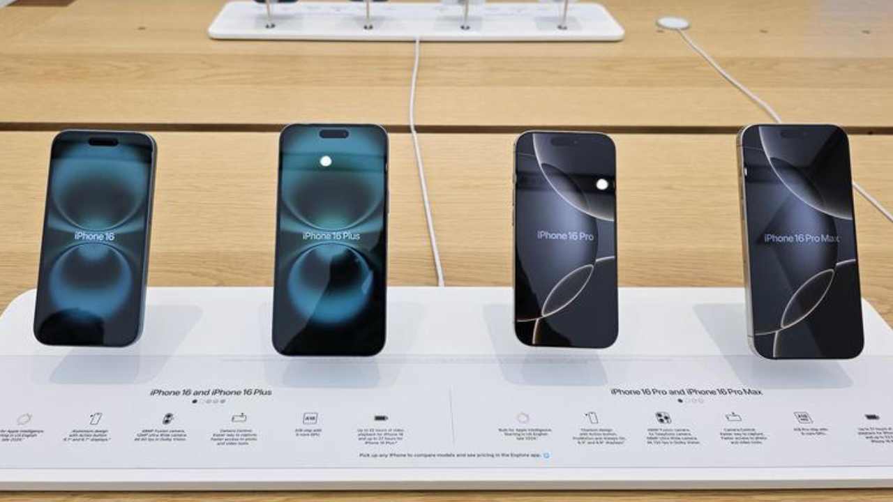 Jajaran iPhone 16, iPhone 16 Plus, iPhone 16 Pro, dan iPhone 16 Pro Max yang dipajang di Apple Store bandara internasional Changi Singapura. Foto: dok. Kompas.com