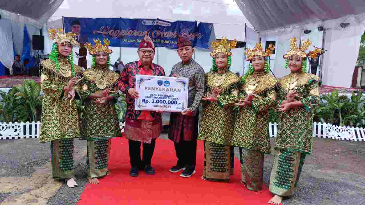 Meriahkan Hari Guru Nasional, OKU Timur Gelar Pagelaran Seni Budaya Daerah yang Megah. Foto: Diskominfo OKU Timur